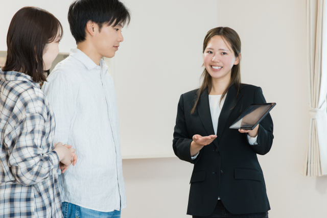 不動産の案内をする営業マン