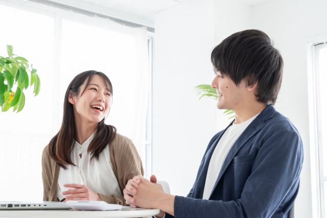笑顔で打ち合わせする夫婦