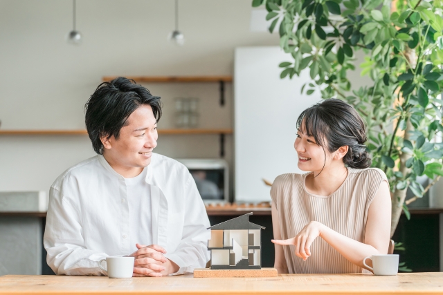 住宅の打ち合わせをする夫婦