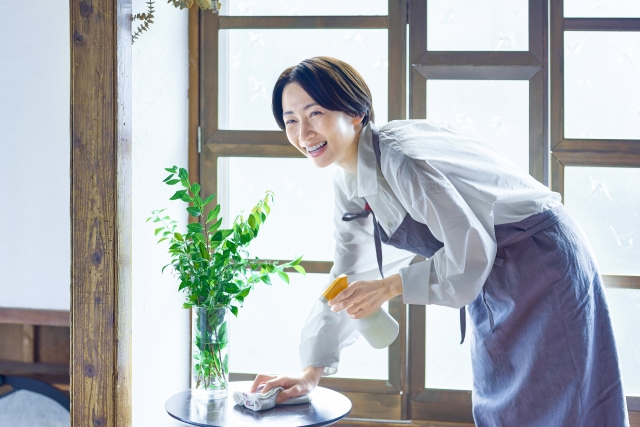 テーブルを拭く女性