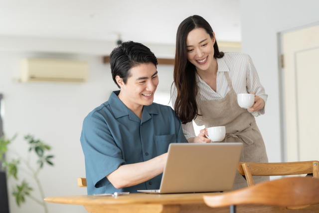 談笑する夫婦