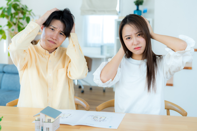 住宅で悩むカップル